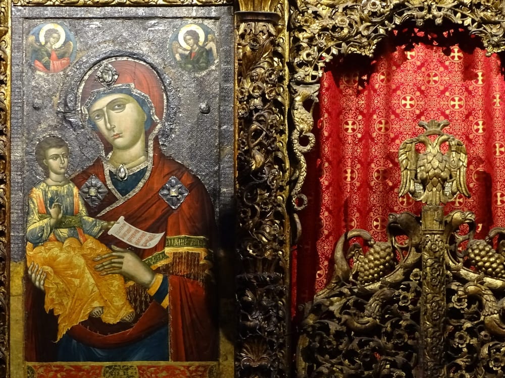 Onufri, mjeshtri i ikonës shqiptare dhe e kuqja që mban emrin e tij