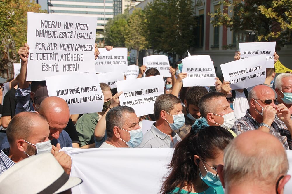 Përplasje në protestën e 54-t para Kuvendit — lëndohet një polic