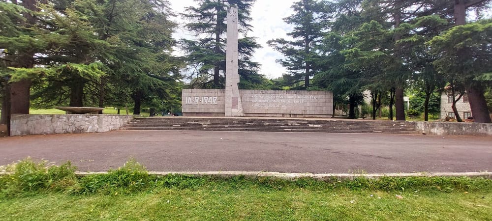 Monumenti i Konferencës së Pezës në fshatin Pezë