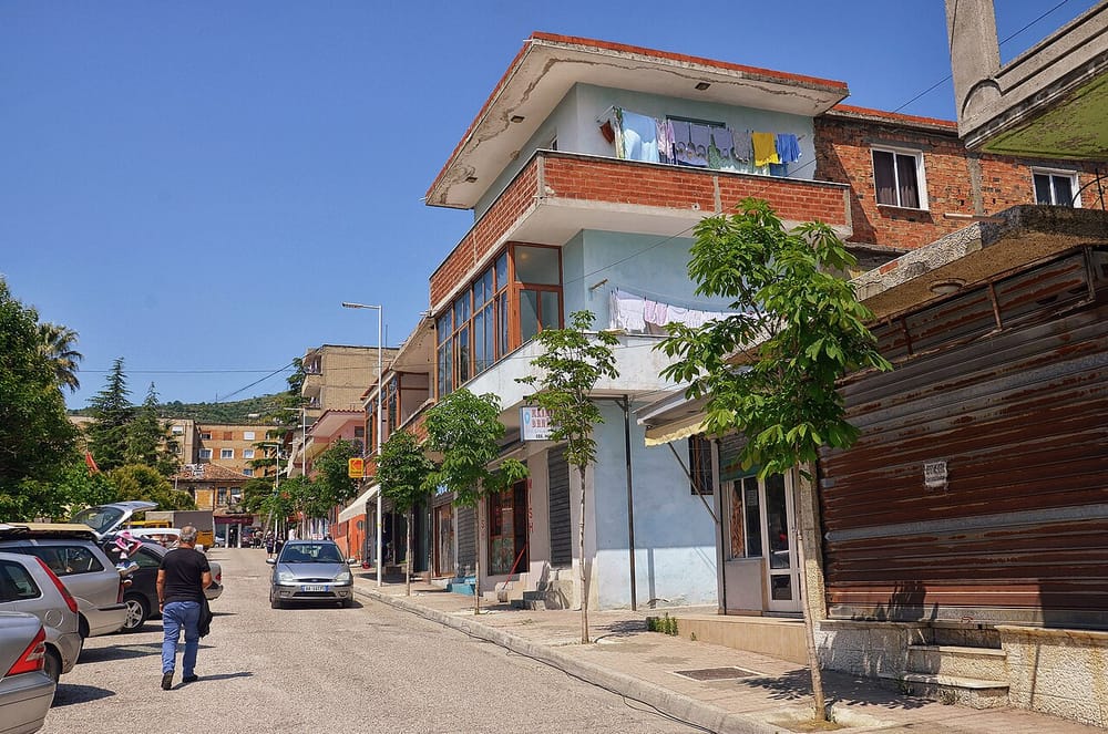 Pezullohen ndërtimet në zonat turistike — afati zgjat deri më 15 shtator