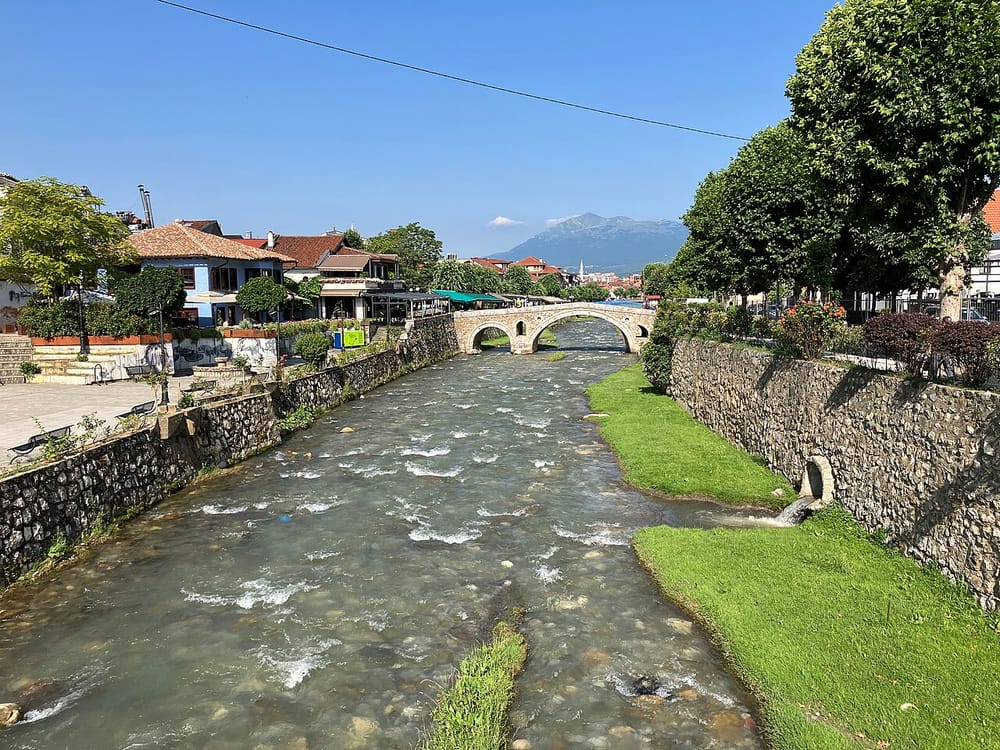 Plagoset një person nga të shtënat ndaj një makine në Prizren
