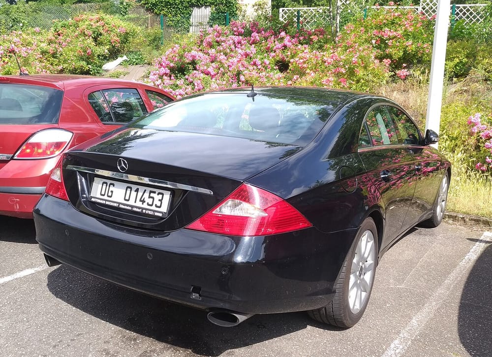 Plumbi qorr godet Mercedesin me targa gjermane në Gostivar