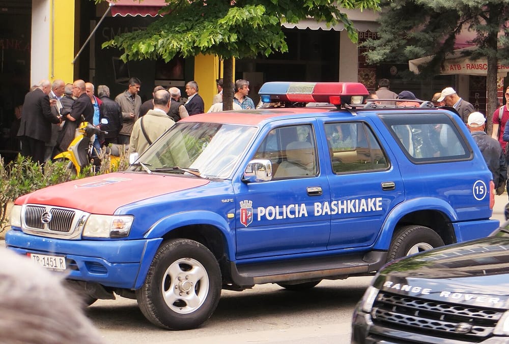 Policia bllokon rrugët drejt Kuvendit — 2 perimetra sigurie para protestës