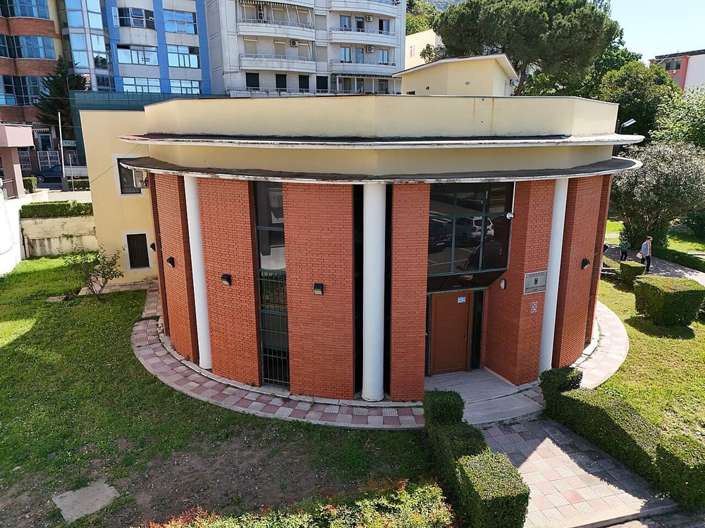 Policia e Lezhës arreston 26-vjeçarin që vidhte xhirot e 9 bizneseve