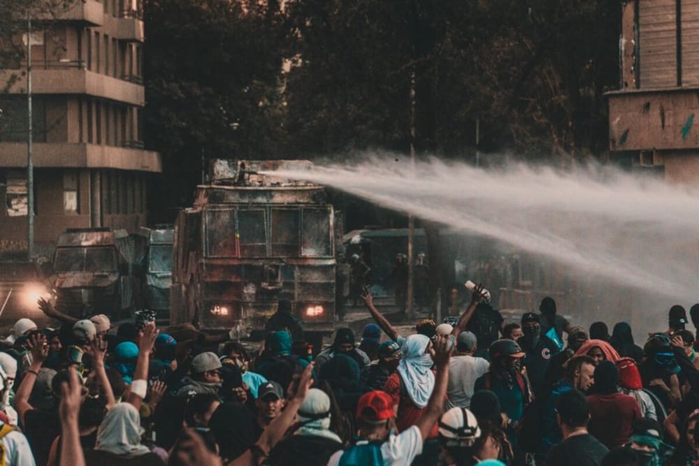 Policia hedh spraj në protestë — preken nëna dhe djali me aftësi ndryshe