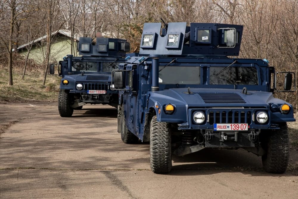 Policia ndalon tre persona dhe konfiskon 8.919 fishekë e gjashtë armë në Prishtinë