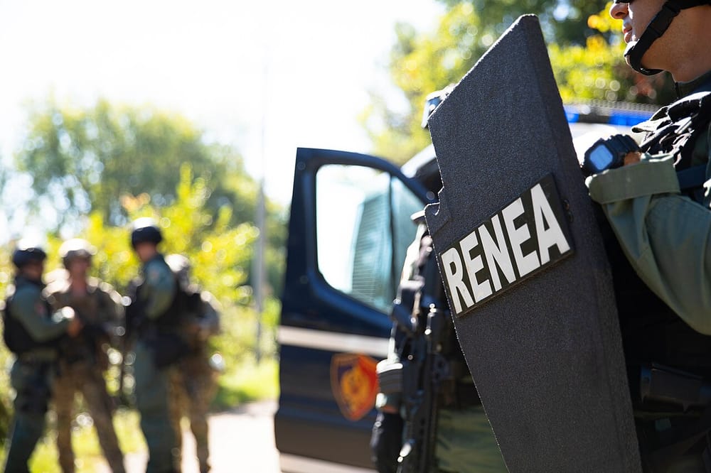 Policia rrethon vrasësin e vjehrrit në Fier pasi liroi pengun