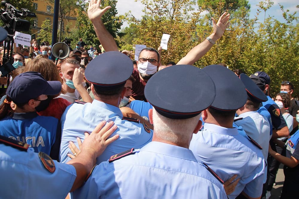 Policia shoqëron protestuesin që bllokoi rrugën para Kuvendit