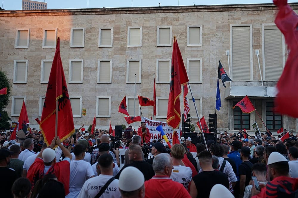 Protestuesi humb ndjenjat para Kuvendit — dërgohet me ambulancë në spital