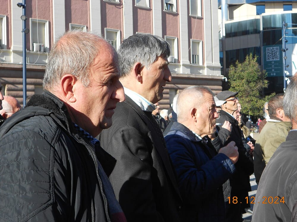 Protestuesi i bën thirrje SPAK-ut të arrestojë Ramën dhe Berishën