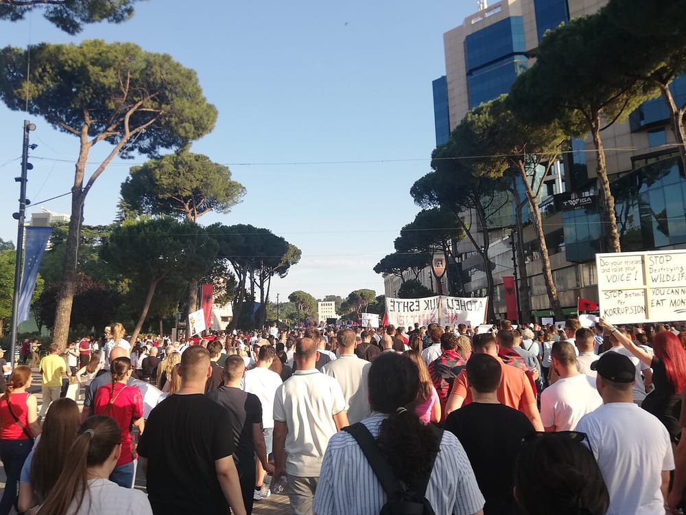 Protestuesit marshojnë drejt "Air Albania", kërkojnë dorëheqjen e qeverisë
