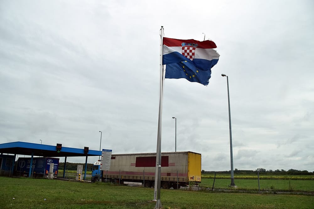 Kufiri i Bajakovës normalizohet — ambasadori i Kosovës viziton radhët