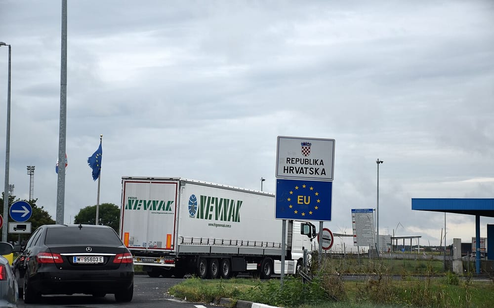 Kroacia mbyll kufirin me Serbinë që nga ora 02:00 — mërgimtarët mbeten të bllokuar