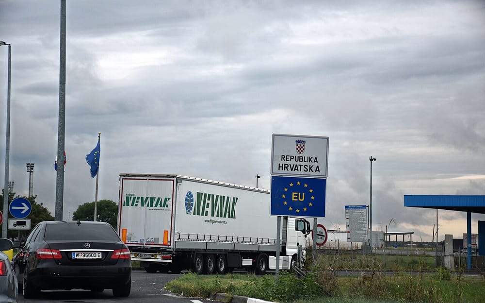 Bajakovo normalizohet pas kolonave — ambasadori i Kosovës viziton kufirin