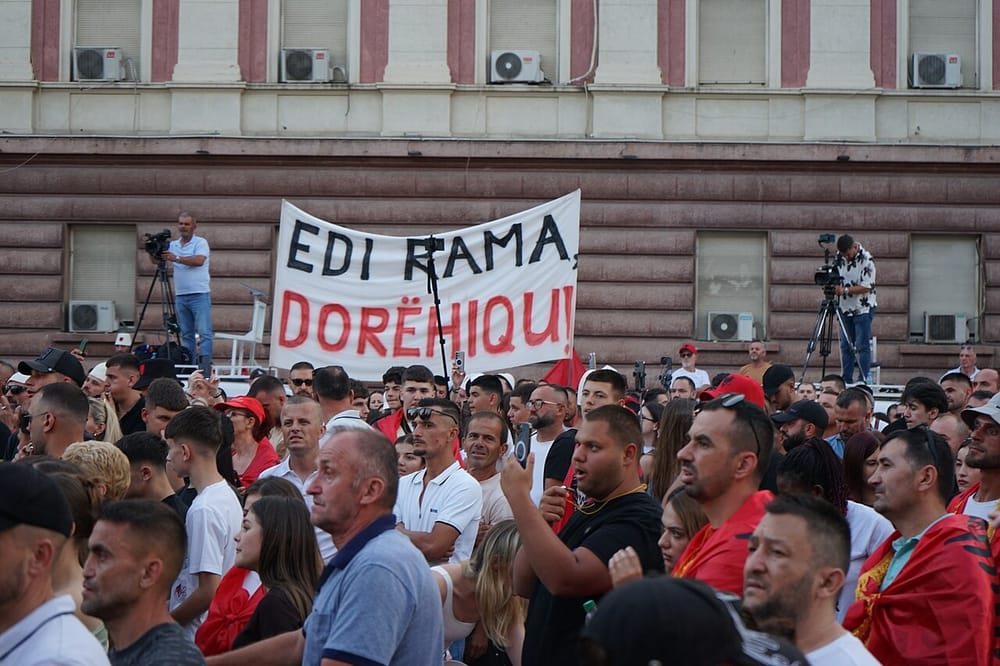 Protesta e 43-të mbledh mijëra qytetarë para Kryeministrisë