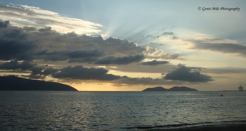 Sazani dhe gadishulli i Karaburunit në grykë të Gjirit të Vlorës