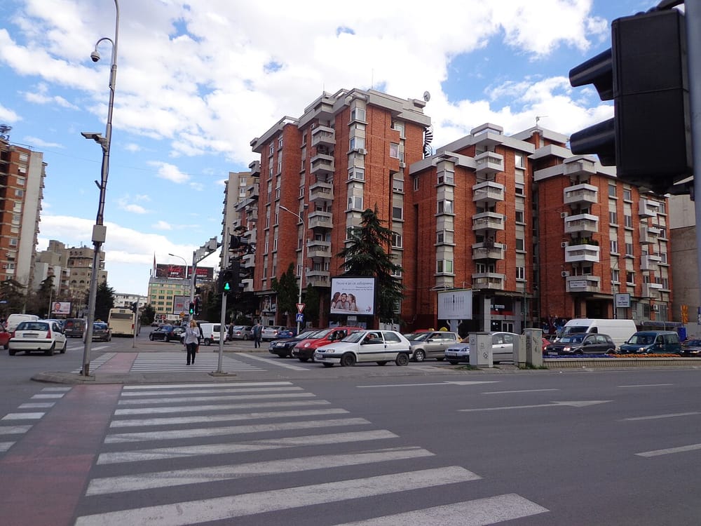 Shoferi godet rëndë motoçiklistin në Shkup — ikën nga vendi i ngjarjes