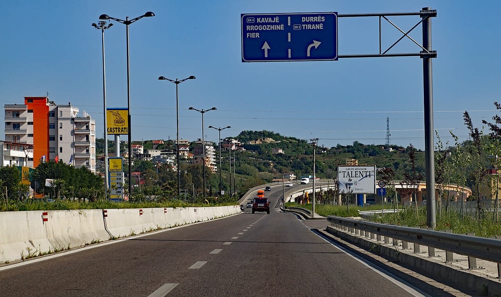 Shpërthim i fuqishëm në një magazinë në Shkozet, zjarrfikësit tërhiqen për siguri