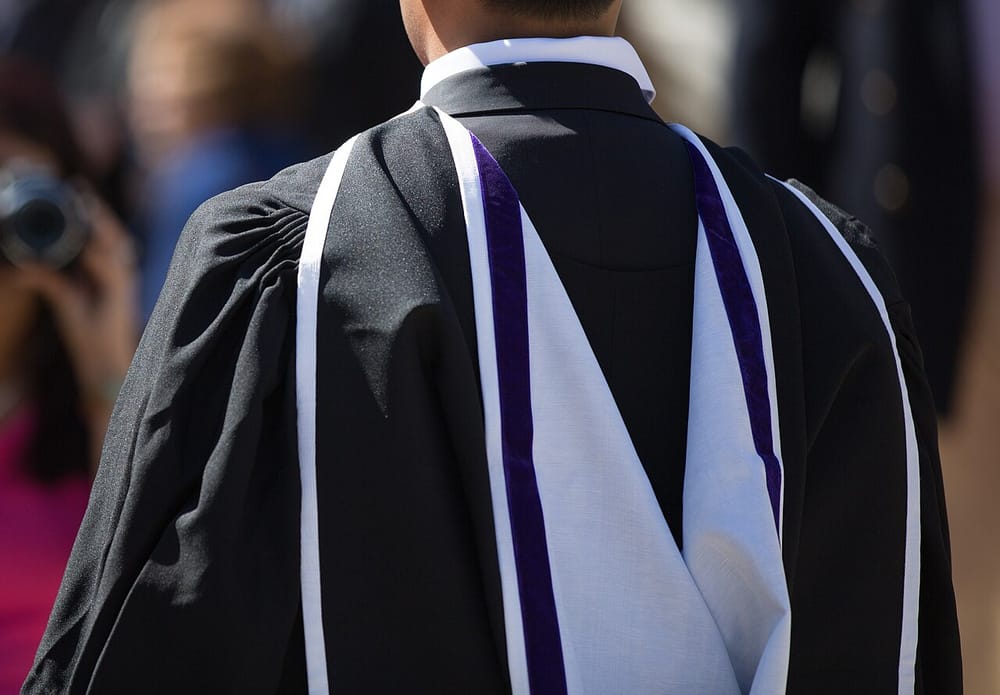 Shqiptarja Arjola diplomohet në Drejtësi në Britani