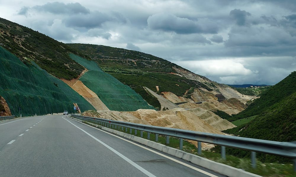Shuhet zjarri në Cfir të Mallakastrës — digjen 50 rrënjë ullinj
