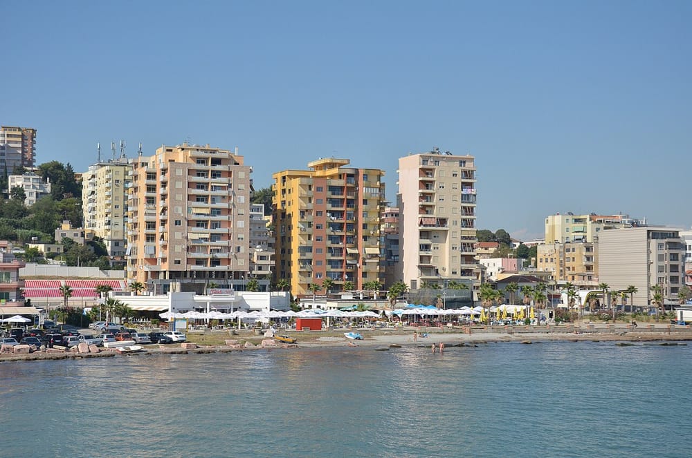 Si u shkeputën kosovarët nga plazhi i Durrësit këtë sezon?