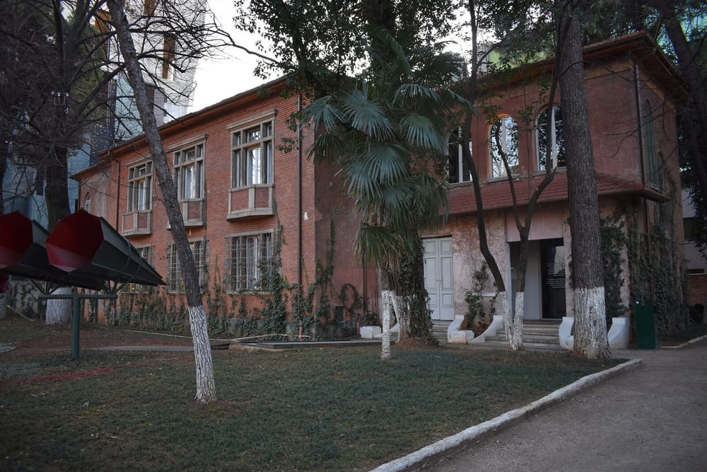 Ndërtesa e Shtëpisë me Gjethe në Tiranë, ish-selia e përgjimeve të Sigurimit të Shtetit, sot muze