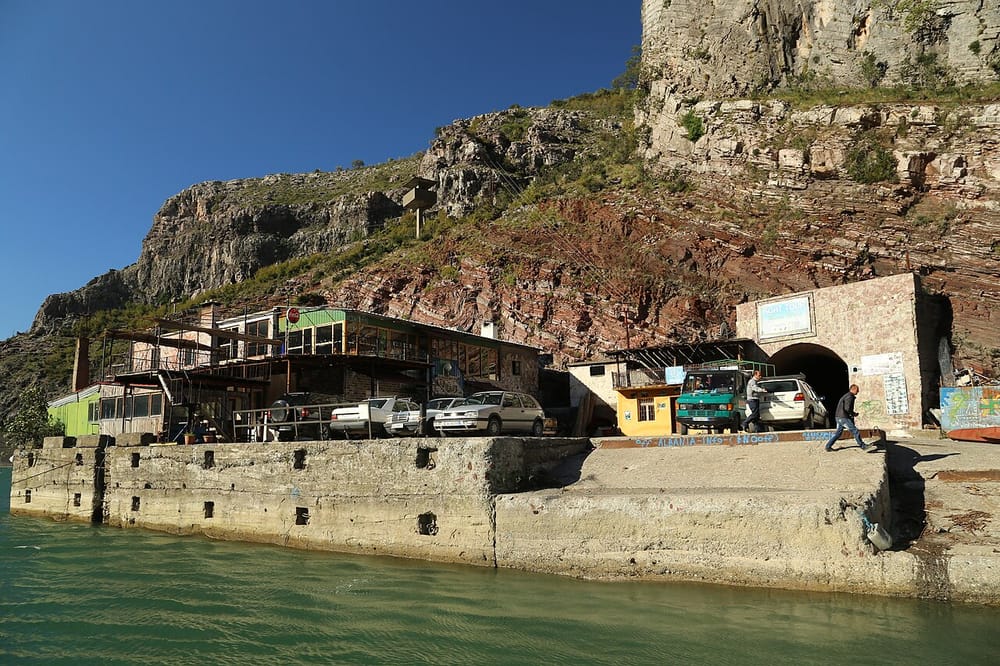 Specialistët mirëmbajnë sitin e Komanit — monumenti mbetet i hapur