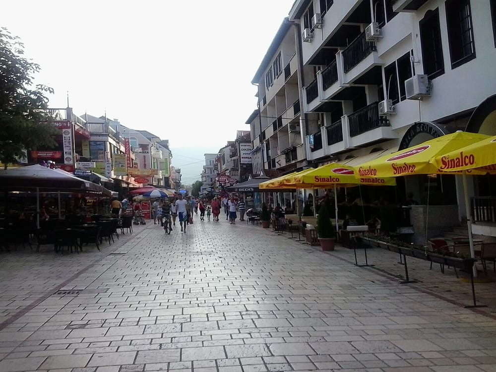 Struga zgjat orarin e kafeneve deri në 02:00 gjatë fundjavave verore