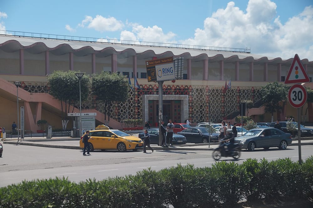 Tirana Parking fiku karikuesit falas për të ndaluar taksitë private