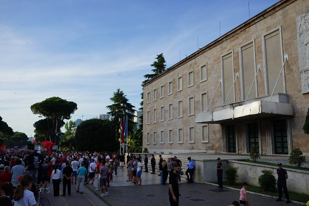 Kush shtyu e shai protestuesit e 31-të — dhe pse mori vezë makina e Braçes?