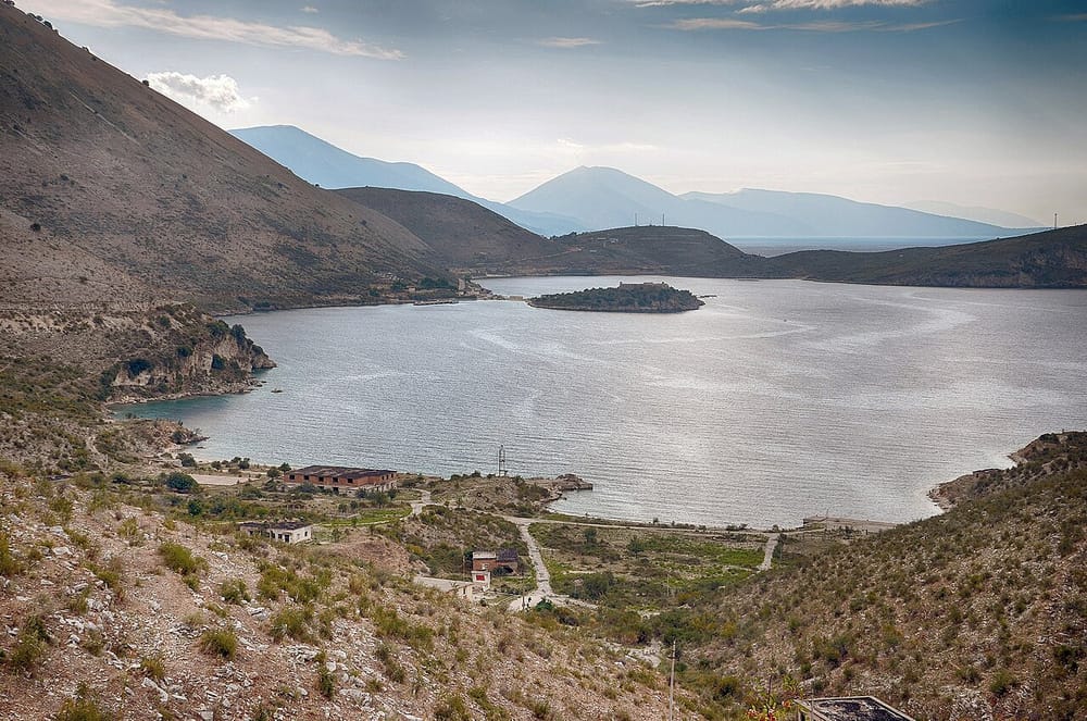 Si po luftohet zjarri në Porto Palermo?