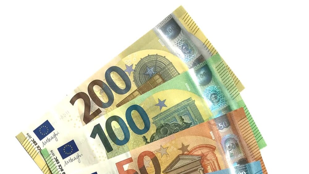 Euro arrin nivelin më të ulët historik ndaj lekut