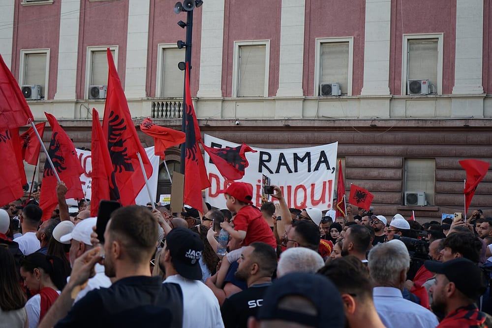 Marshimi i protestës së 37-të mbush arteriet kryesore të Tiranës