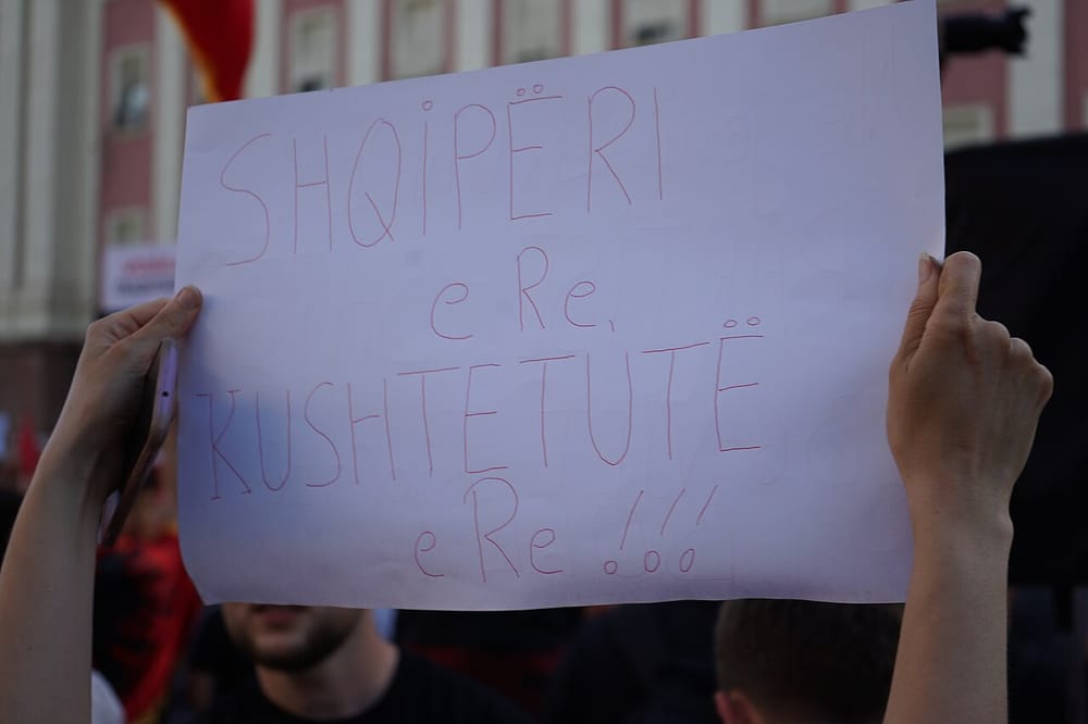 Pse protestuesit në Tiranë kërkojnë lirimin e të arrestuarve në ditën e 34-të?
