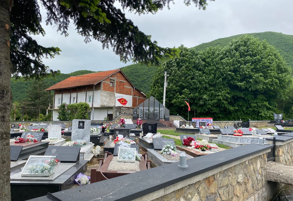 Varrezat e viktimave të masakrës së Lybeniqit, pranë Pejës — memorial i civilëve të ekzekutuar më 25 maj 1998.