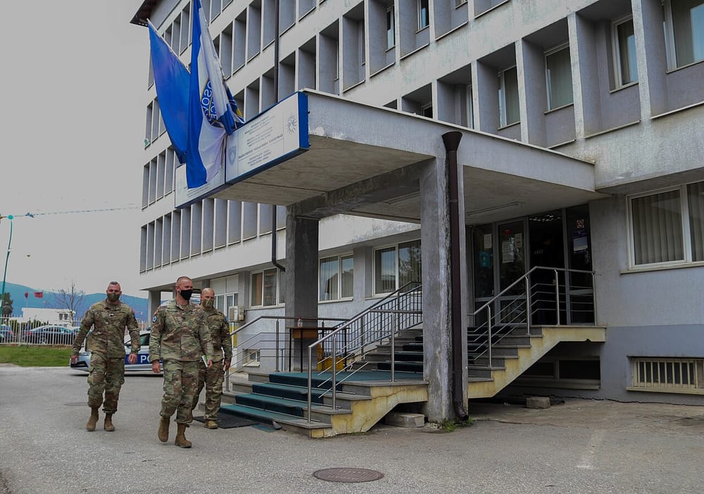 Kush e kërcënoi të miturën me publikimin e fotografive?
