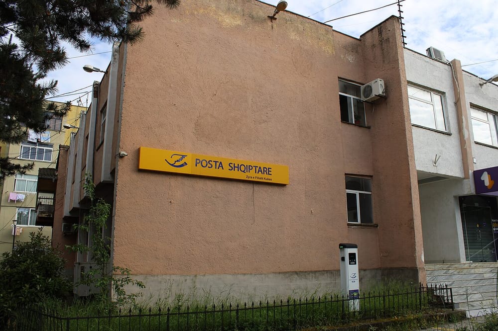 Pse u përfshi nga flakët godina e Postës Shqiptare në Gjirokastër?