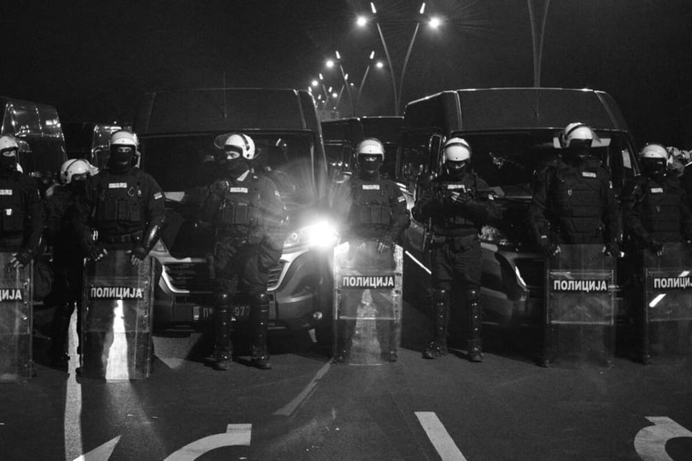 Si plagosën dy punonjës policie në përplasjet para Kuvendit?