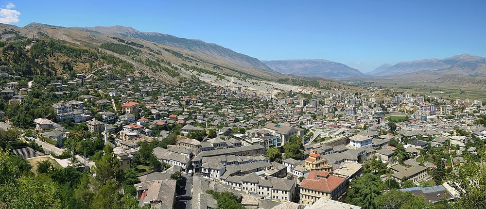 Çfarë thonë turistët e huaj për mikpritjen dhe historinë e Gjirokastrës?