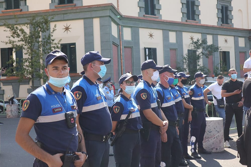 Si ndërhyri Policia me forcë ndaj protestuesve para Kuvendit?