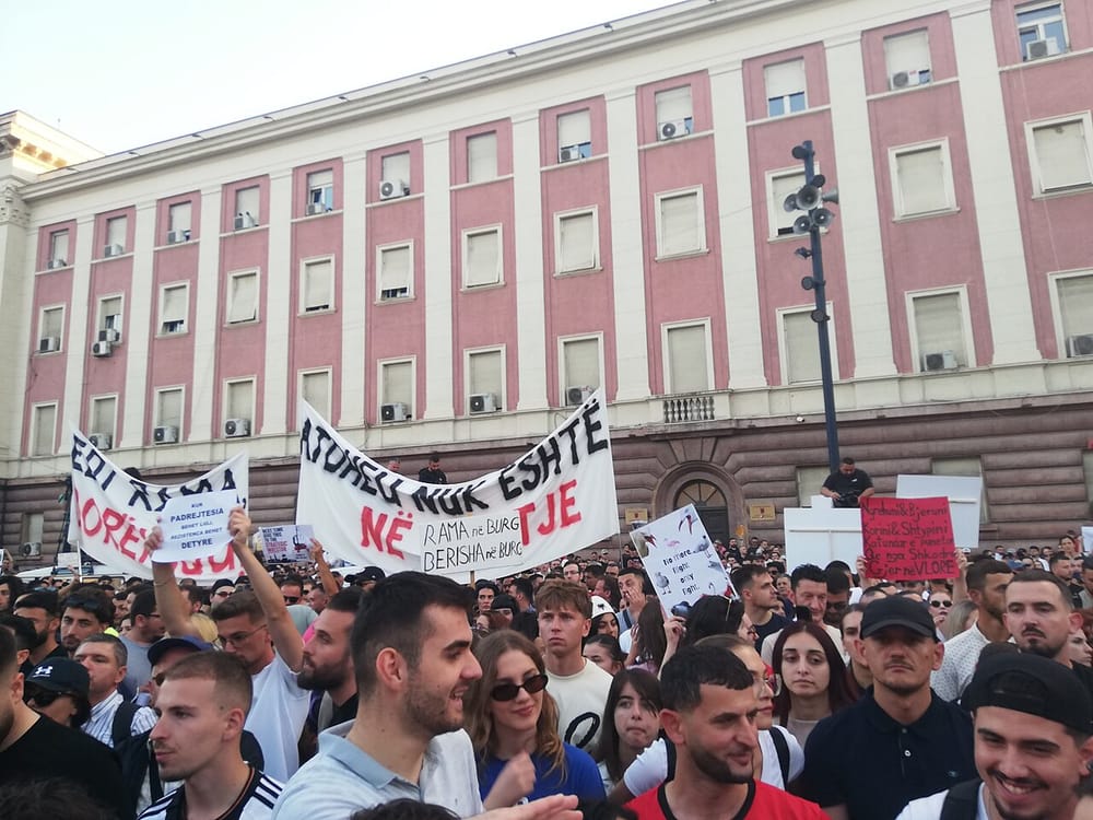 Pse po zhvishet maska qytetare e protestës sipas Mero Bazes?