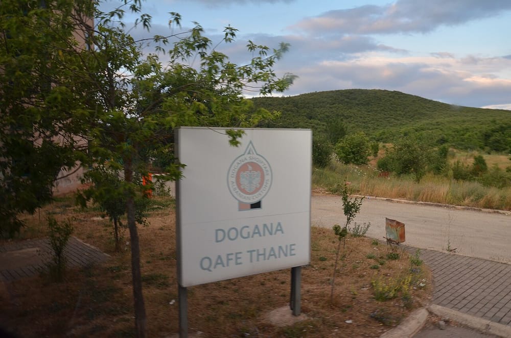 Pse u përballën Qoku, Azizi dhe Murtezani me ndalesë për hyrje në Shqipëri?