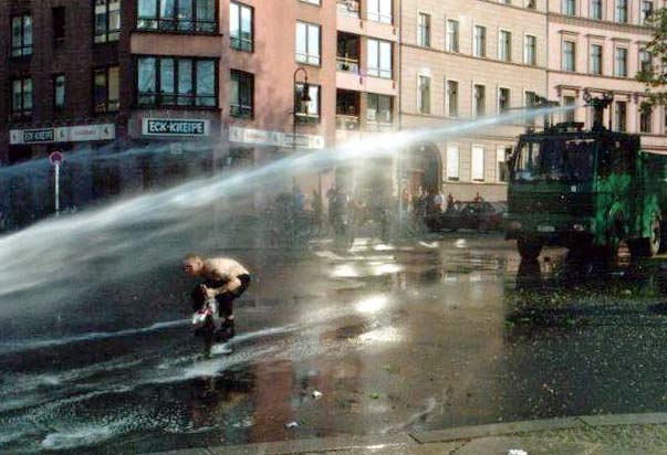 Pse policia përdori gaz lotsjellës dhe ujë kundër protestuesve para Kuvendit?