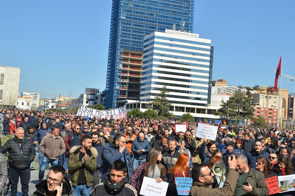 Pse protestuesit marshojnë drejt kryeministrisë pas dhunës para Kuvendit?