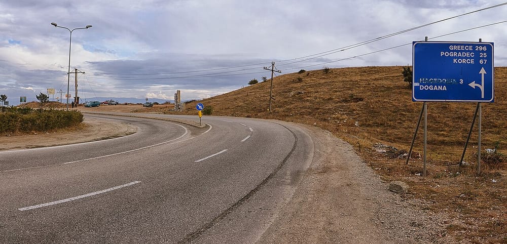Drejtuesi vdes, pasagjeri i plagosur — aksi Pogradec–Qafë Thanë