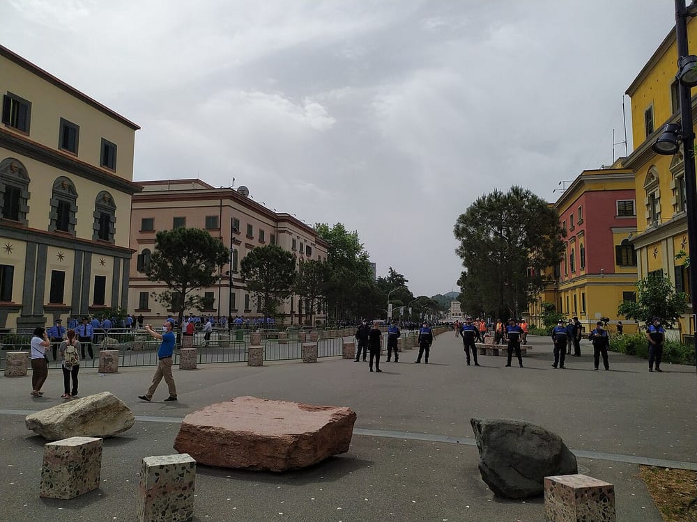Sa persona u arrestuan dhe për çfarë akuzash pas protestës dhunshme para Kuvendit?