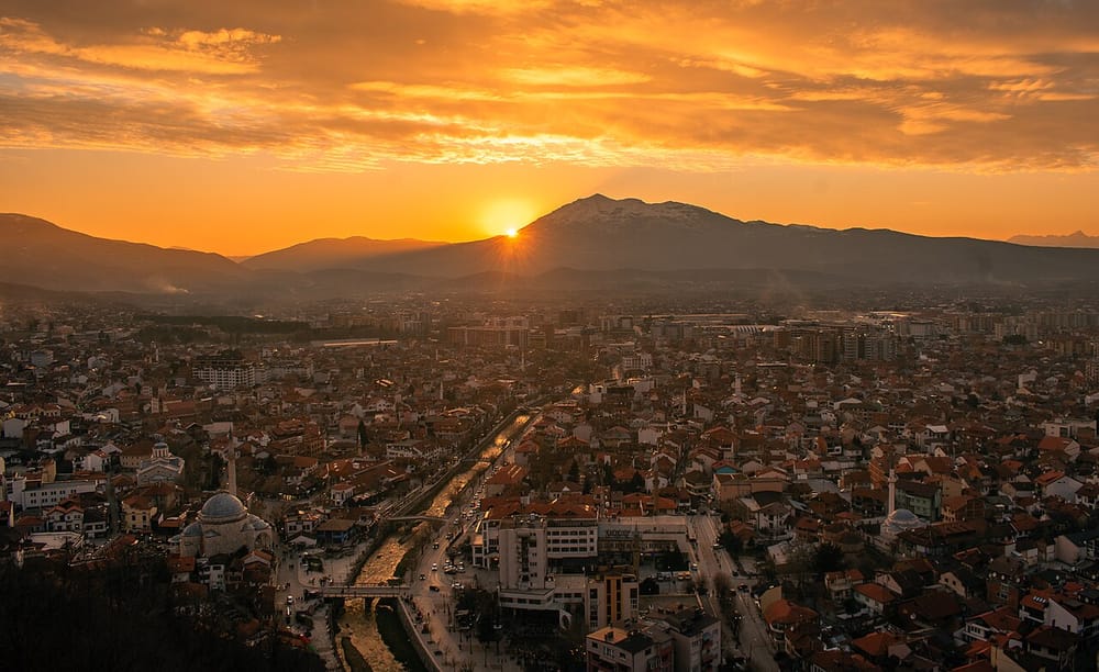 Pse Kosova po e tejkalon Maqedoninë?