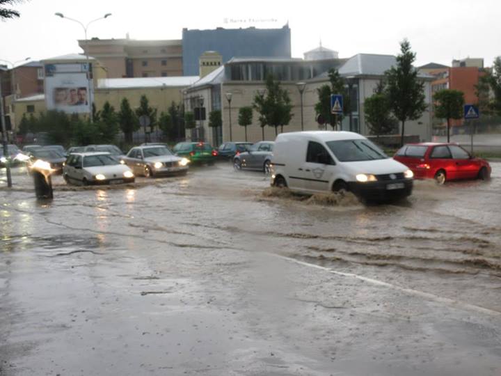 Çfarë shkakton reshjet e shiut në Ferizaj?
