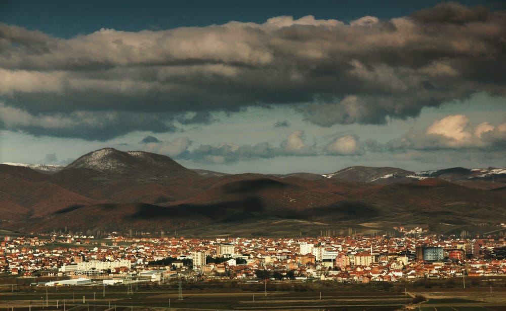 Pamje e qytetit të Vushtrrisë, ku Prokuroria Speciale ngriti aktakuzë për krime lufte ndaj civilëve të vrarë më 1999.