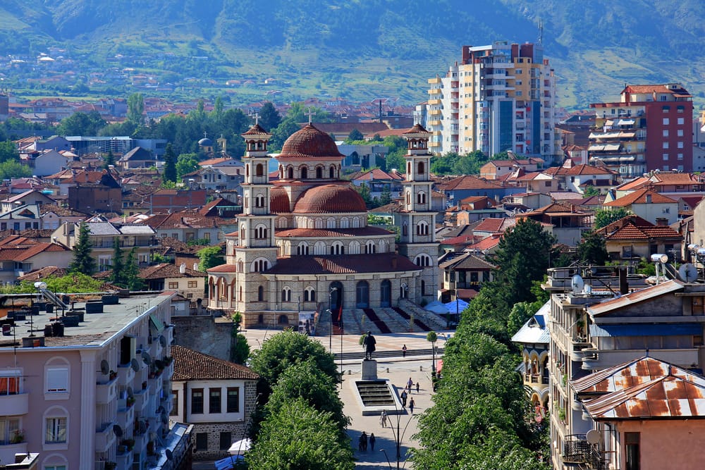 Si shpëtoi pa u dëmtuar shoferi nga aksidenti në Korçë?